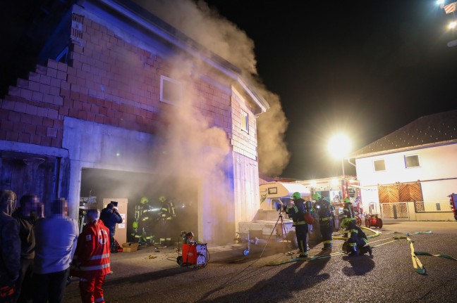 Brand eines Autos in einer Garage in Marchtrenk sorgte für größeren Einsatz zweier Feuerwehren
