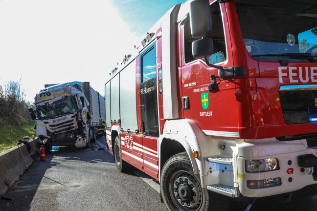 Lenker eingeklemmt: Schwerer Unfall mit drei beteiligten LKW auf Innkreisautobahn bei Steinhaus