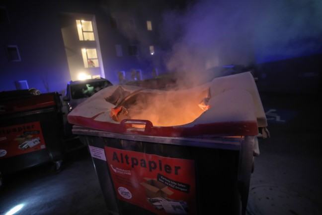 Brand eines Altpapiercontainers in Marchtrenk sorgte für Einsatz der Feuerwehr