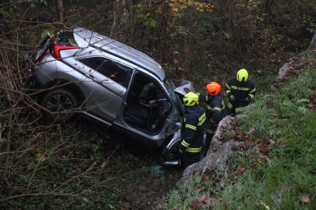 Autolenker nach Verkehrsunfall in Pucking durch Feuerwehr aus Unfallfahrzeug befreit