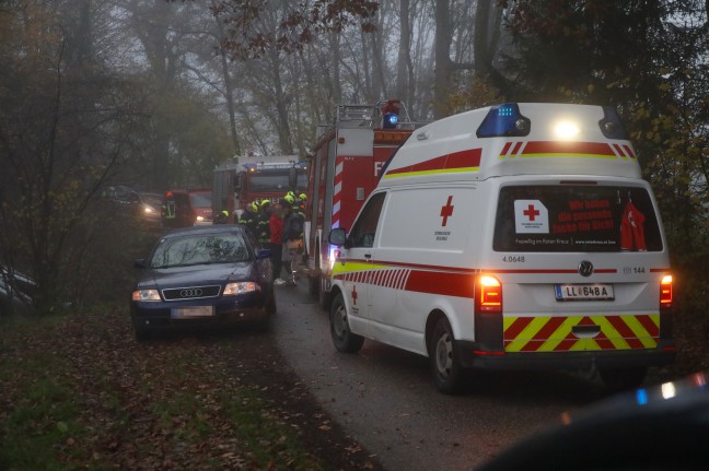 Autolenker nach Verkehrsunfall in Pucking durch Feuerwehr aus Unfallfahrzeug befreit