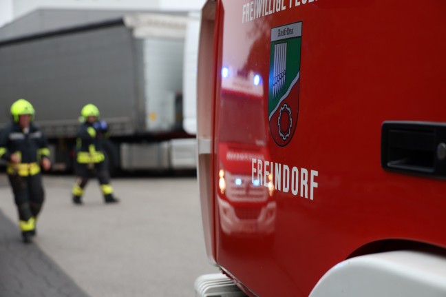 LKW-Lenker nach internem Notfall in Ansfelden durch Feuerwehr aus Fahrerkabine gerettet