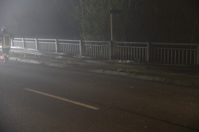 Auto nach Anprall an Leitschiene einer Brücke in Altmünster umgestürzt