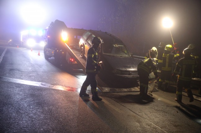 Auto nach Anprall an Leitschiene einer Brücke in Altmünster umgestürzt