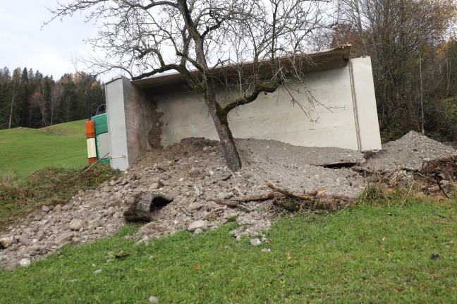 LKW auf Zufahrtsstraße in Rosenau am Hengstpaß umgestürzt