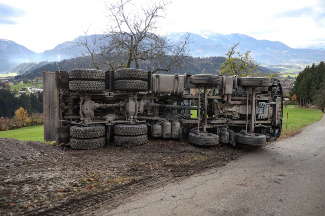 LKW auf Zufahrtsstraße in Rosenau am Hengstpaß umgestürzt
