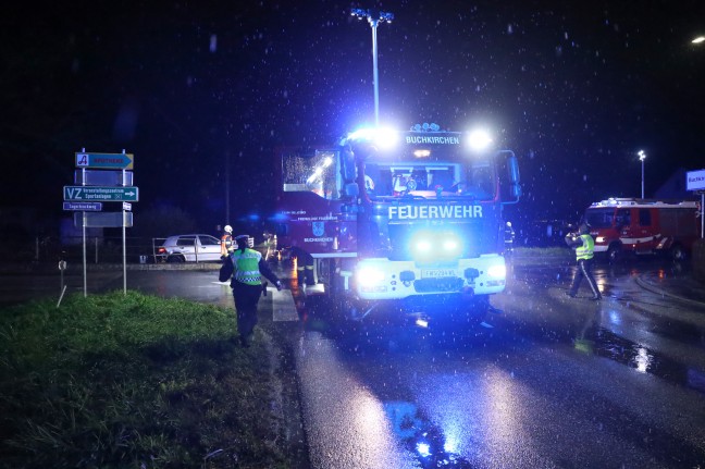 Kollision zweier PKW in einem Kreuzungsbereich in Buchkirchen fordert zwei Verletzte