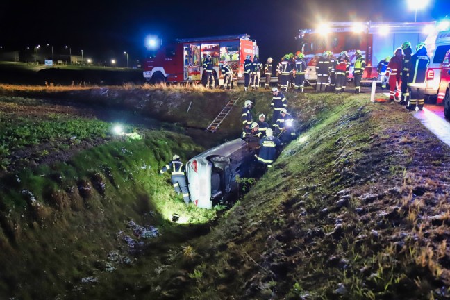 Lenkerin bei Verkehrsunfall in Hinzenbach durch Feuerwehr aus Fahrzeug befreit