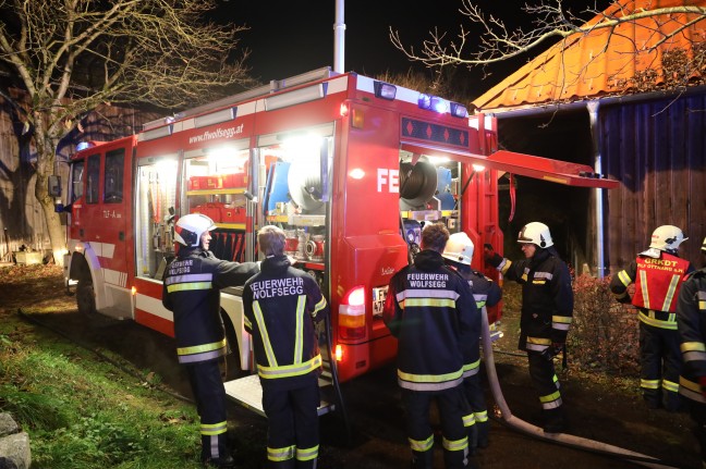 Neun Feuerwehren bei Brand in der Garage eines Vierseitenhofes in Wolfsegg am Hausruck im Einsatz