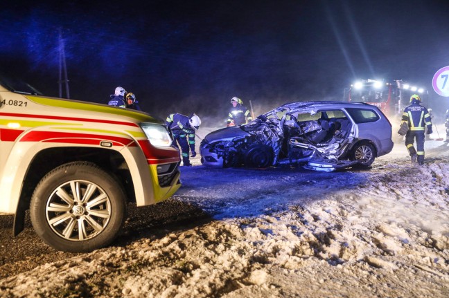 Schwerer Crash zwischen Schneepflug und PKW in Eberschwang fordert einen Schwerverletzten
