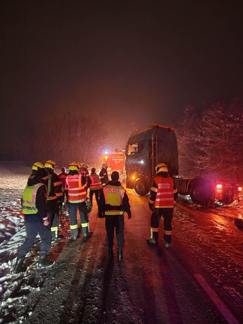 Fahrzeugbergungen: Starker Schneefall sorgt für viele Einsätze der Feuerwehren in Oberösterreich