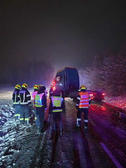 Fahrzeugbergungen: Starker Schneefall sorgt für viele Einsätze der Feuerwehren in Oberösterreich