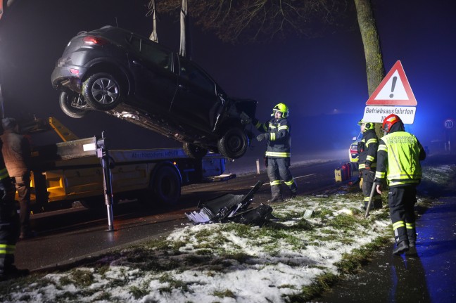 Auto bei Unfall in Pasching frontal gegen Baum gekracht