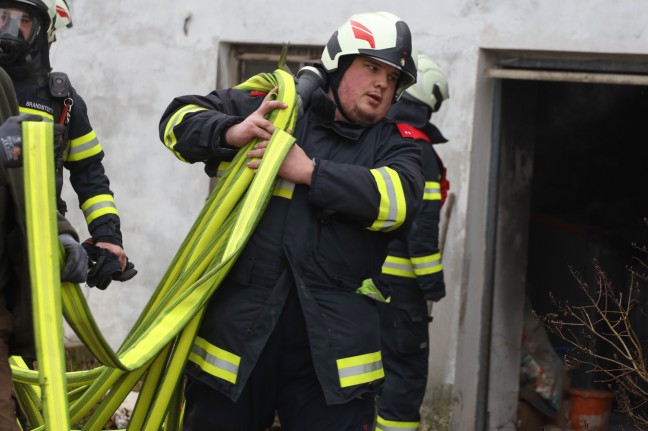 Feuerwehr bei Brand im Heizraum eines Gebäudes in St. Marienkirchen an der Polsenz im Einsatz
