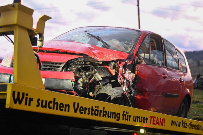 Drei Autos in Kollision auf Eferdinger Straße in Alkoven verwickelt