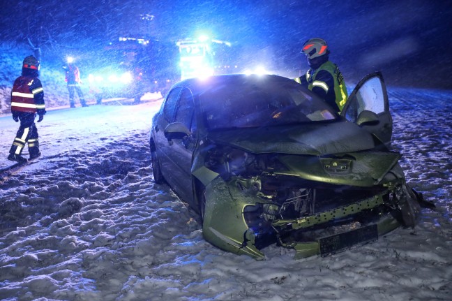 Auto nach Verkehrsunfall in Scharten in angrenzendem Feld gelandet