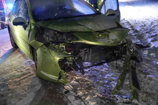 Auto nach Verkehrsunfall in Scharten in angrenzendem Feld gelandet