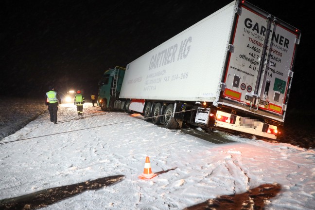 Drohte umzustürzen: Sattel-LKW mit 15 Tonnen Tiefkühlpizza bei Pennewang in Straßengraben gerutscht