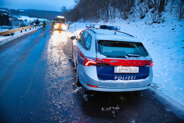 PKW bei Verkehrsunfall in Helfenberg überschlagen