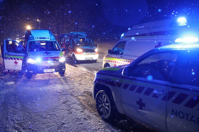 Fünf Verletzte: Pick-up auf Innviertler Straße bei Kallham gegen Baum geprallt
