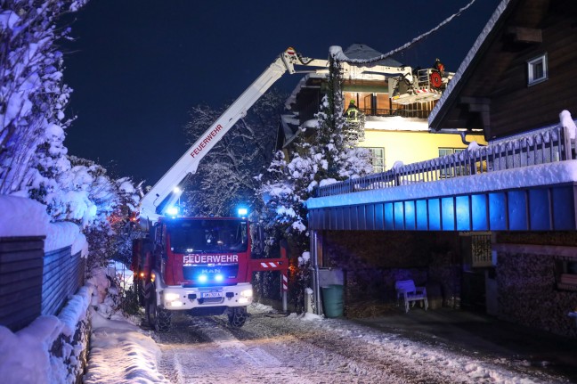 Vier Feuerwehren bei ausgedehntem Glimmbrand in einem Wohnhaus in Altmünster im Einsatz