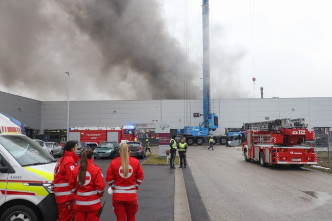 Großbrand bei Unternehmen in Hörsching sorgt für Einsatz von zwölf Feuerwehren