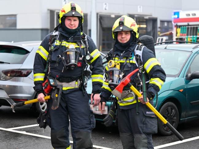 Großbrand bei Unternehmen in Hörsching sorgt für Einsatz von zwölf Feuerwehren