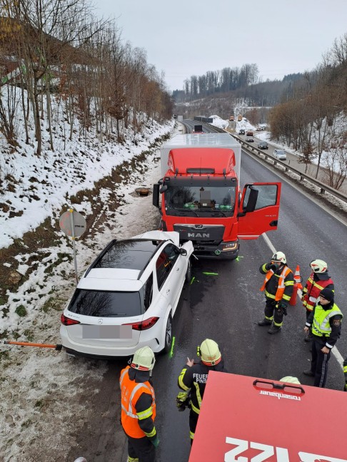 Schwerer Verkehrsunfall zwischen PKW und LKW auf Salzkammergutstraße zwischen Ohlsdorf und Pinsdorf