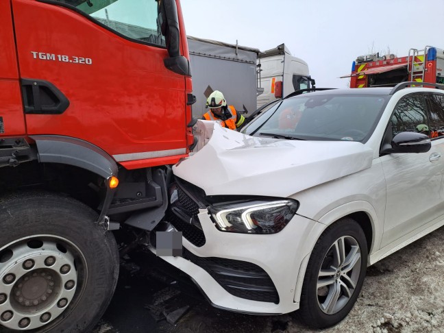 Schwerer Verkehrsunfall zwischen PKW und LKW auf Salzkammergutstraße zwischen Ohlsdorf und Pinsdorf
