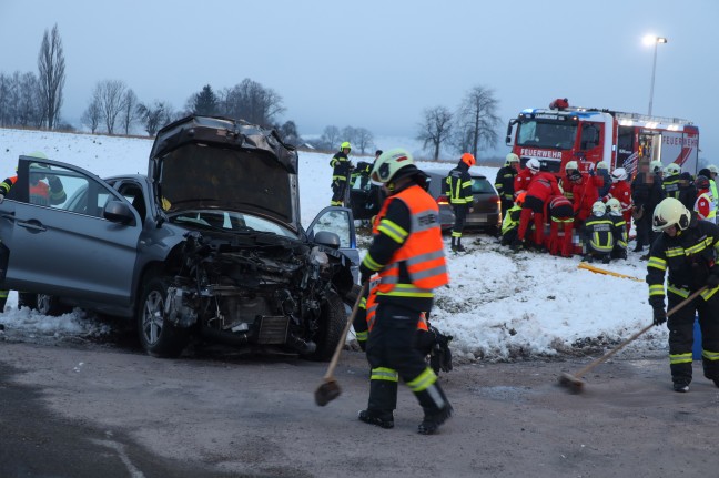 Vier teils Schwerverletzte bei schwerem Verkehrsunfall zwischen zwei PKW in Gschwandt