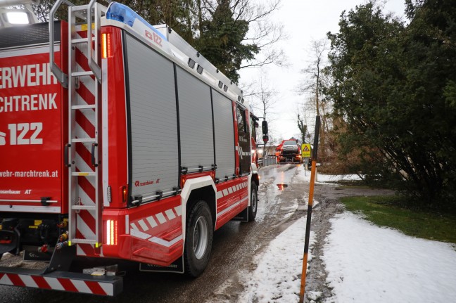 Auto nach Verkehrsunfall in Marchtrenk im Welser Mühlbach gelandet