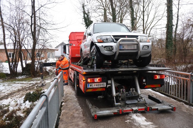 Auto nach Verkehrsunfall in Marchtrenk im Welser Mühlbach gelandet