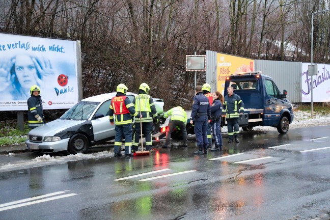 Verkehrsunfall mit drei beteiligten Fahrzeugen in Mauthausen fordert eine verletzte Person