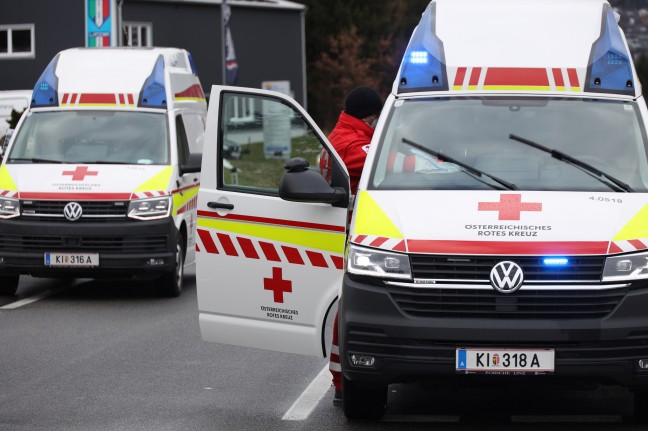 Schwerer Kreuzungscrash auf Pyhrnpass Straße bei Schlierbach fordert mehrere Verletzte