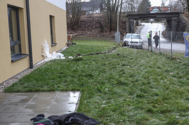 Auto bei Verkehrsunfall in Ried im Innkreis gegen Hausfassade gekracht