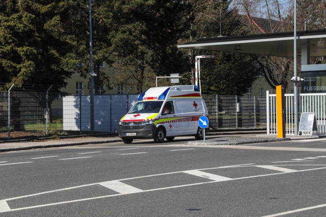 Notarzthubschrauber nach schwerer Verletzung in Kaserne in Hörsching im Einsatz