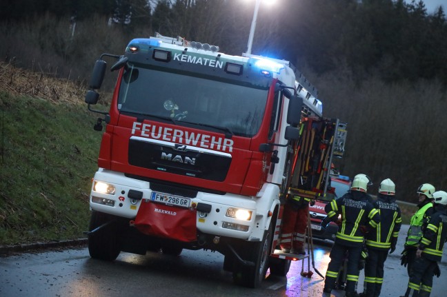 Umgestürzter Baum bei Kematen am Innbach löste Unfall mit drei beteiligten PKW aus