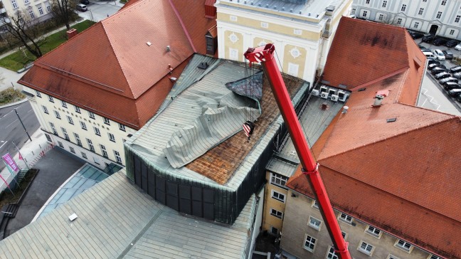Dach des Landestheaters in Linz-Innere Stadt vom Sturm abgedeckt