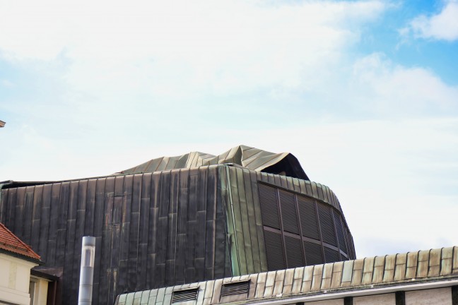 Dach des Landestheaters in Linz-Innere Stadt vom Sturm abgedeckt
