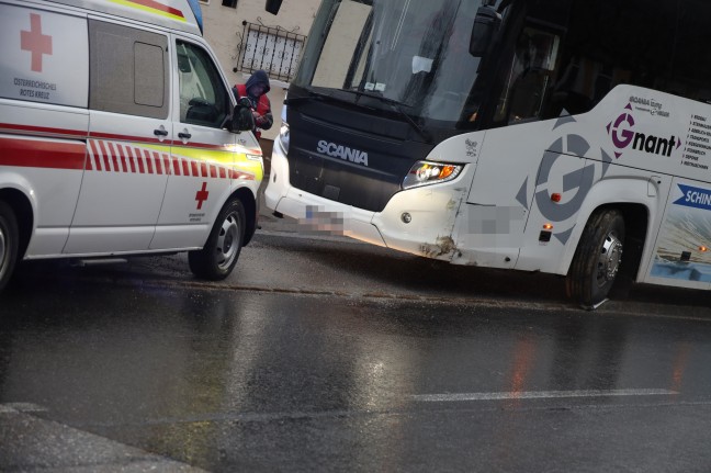 Kollision zwischen PKW und Bus auf Pyhrnpass Straße in Spital am Pyhrn fordert zwei Verletzte
