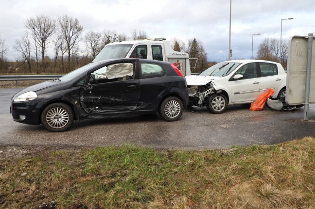 Crash zwischen zwei PKW an Kreuzung der Wiener- und Gallspacher Straße in Schwanenstadt