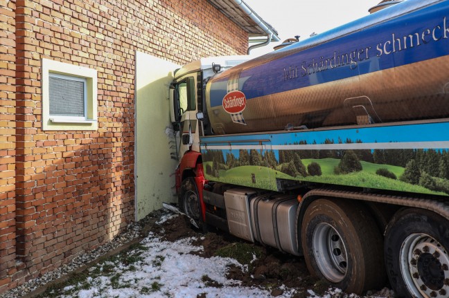 Milchtransporter in St. Agatha nach heftigem Schneeschauer gegen Bauernhof gerutscht