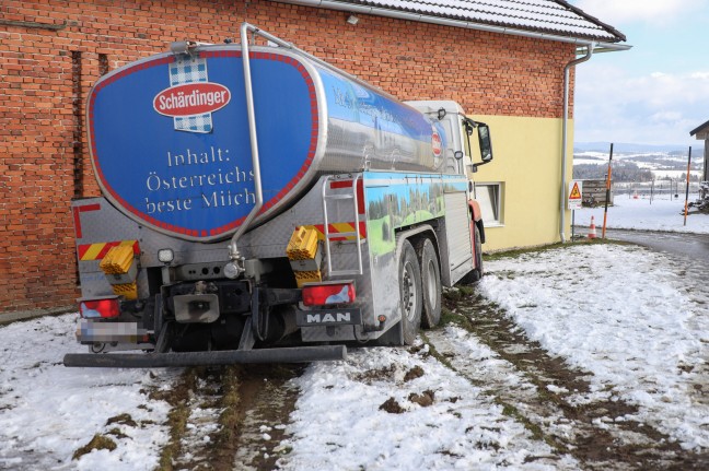 Milchtransporter in St. Agatha nach heftigem Schneeschauer gegen Bauernhof gerutscht
