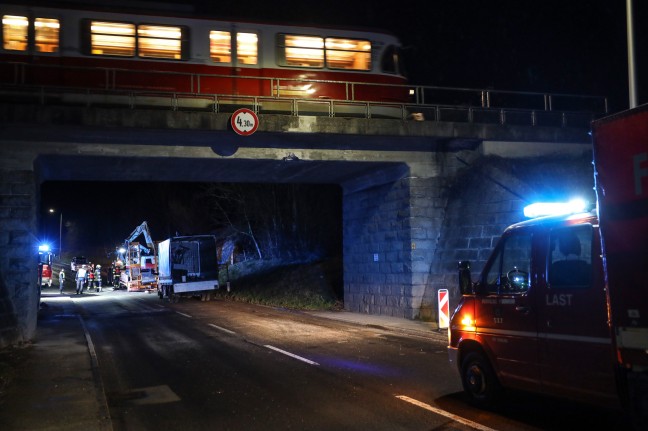 Bagger rammt Eisenbahnbrücke: Einsatz nach Unfall mit aufgeladenem Minibagger in Edt bei Lambach
