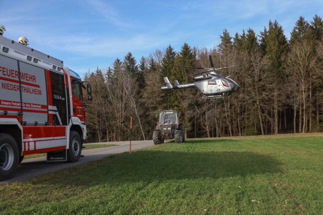 Notarzthubschrauber nach schwerem Forstunfall in Niederthalheim im Einsatz