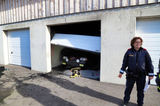 Zwei Feuerwehren bei Brand einer Batterie in einer Garage in Alkoven im Einsatz