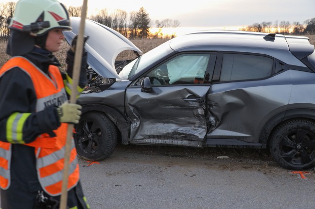 Kreuzungskollision zweier Autos in Holzhausen fordert eine verletzte Person
