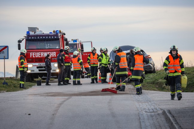 Kreuzungskollision zweier Autos in Holzhausen fordert eine verletzte Person