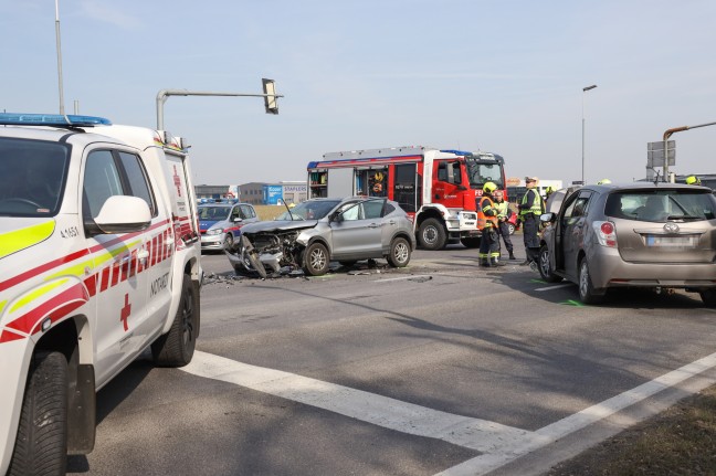 Fünf Verletzte bei Kreuzungskollision zwischen zwei PKW auf Wiener Straße in Gunskirchen