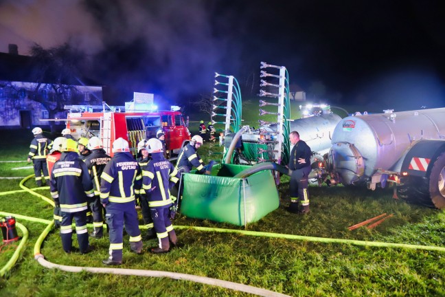 	Elf Feuerwehren bei Großbrand eines landwirtschaftlichen Nebengebäudes in Bad Zell im Einsatz